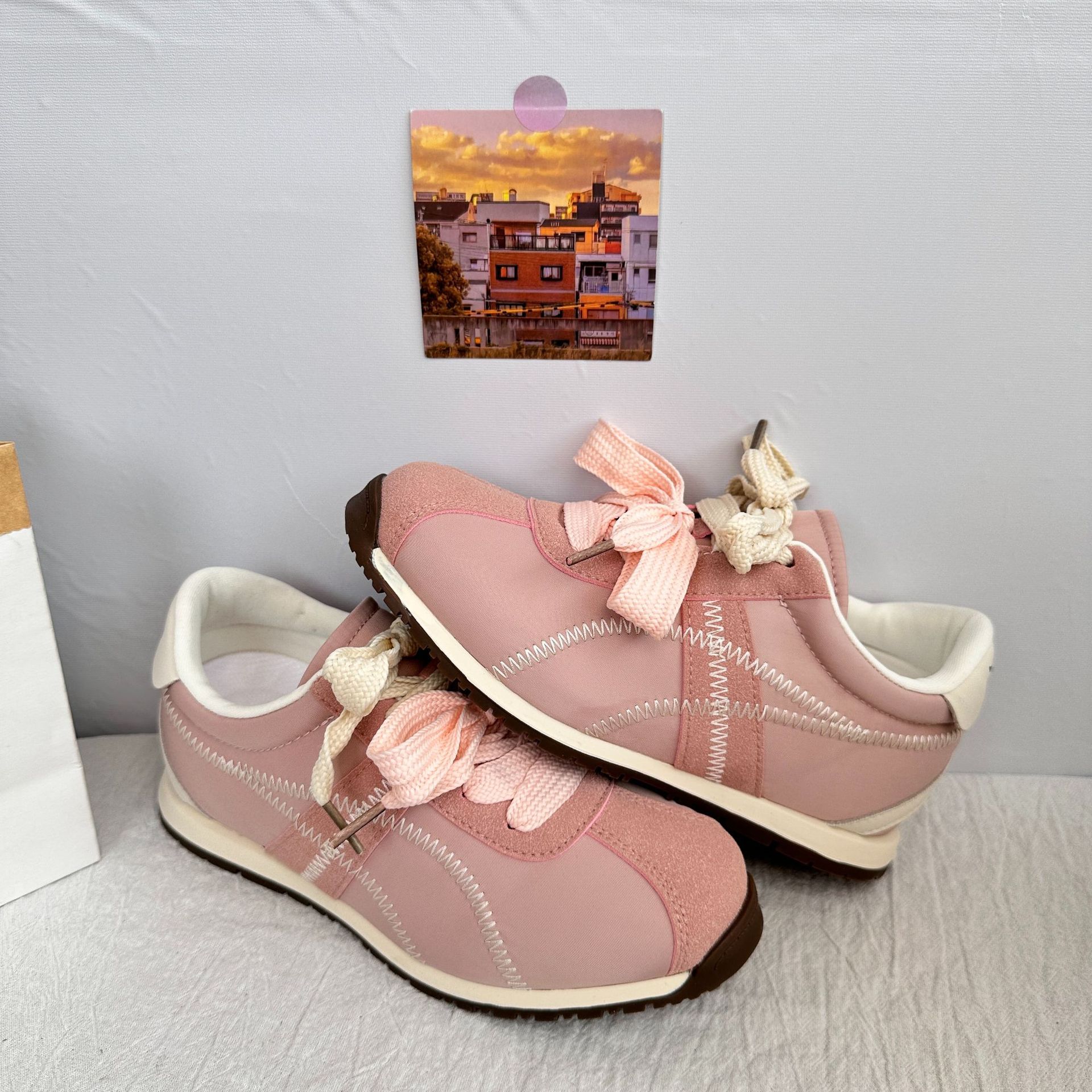A9905 aumento de altura interior de 3 centímetros de espesor de suela de zapatos de entrenamiento de mujer 2025 nuevos zapatos deportivos casuales de ventana de Hong Kong