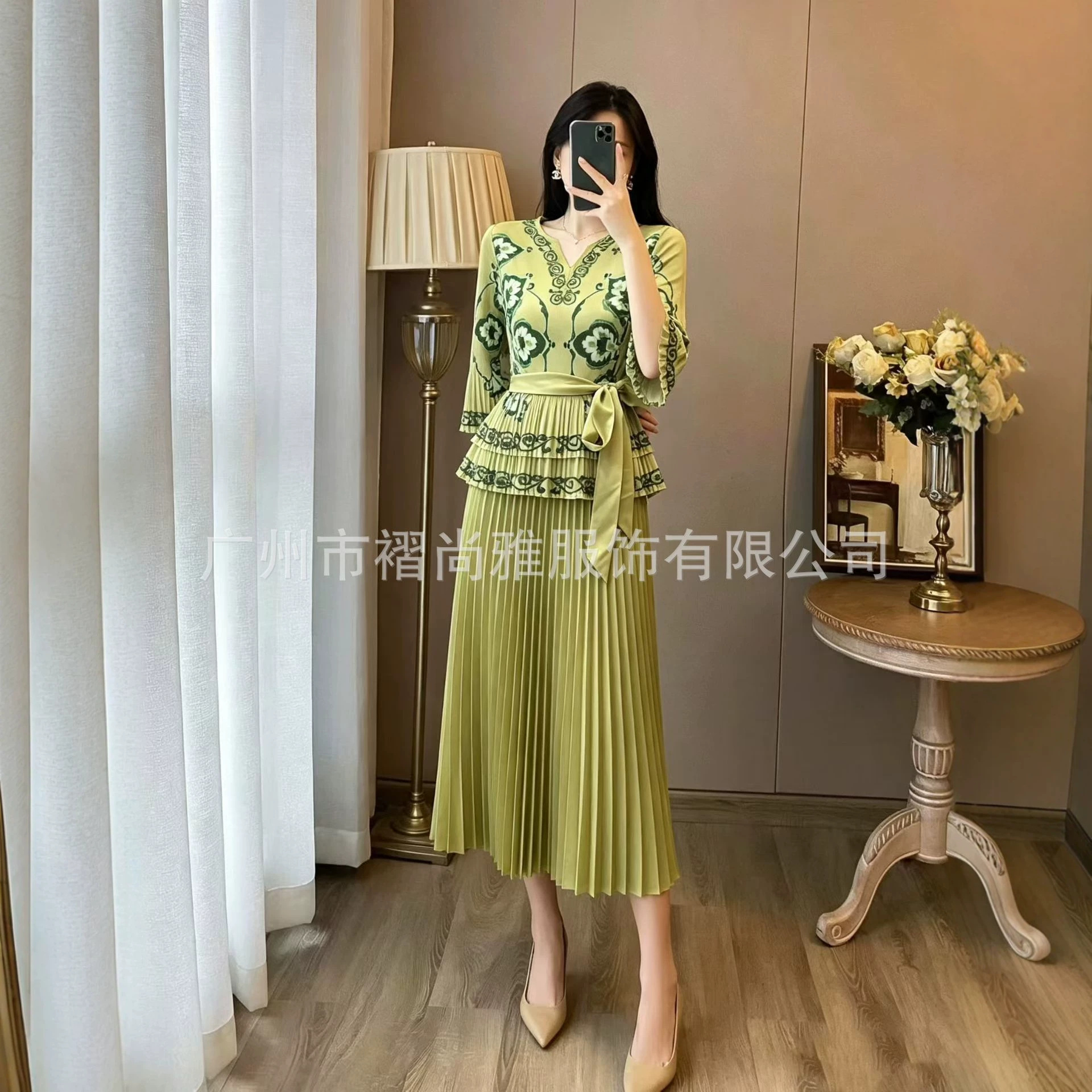 厂家直供2026秋季新款复古花纹花卉印花高级感百搭时尚优雅连衣裙