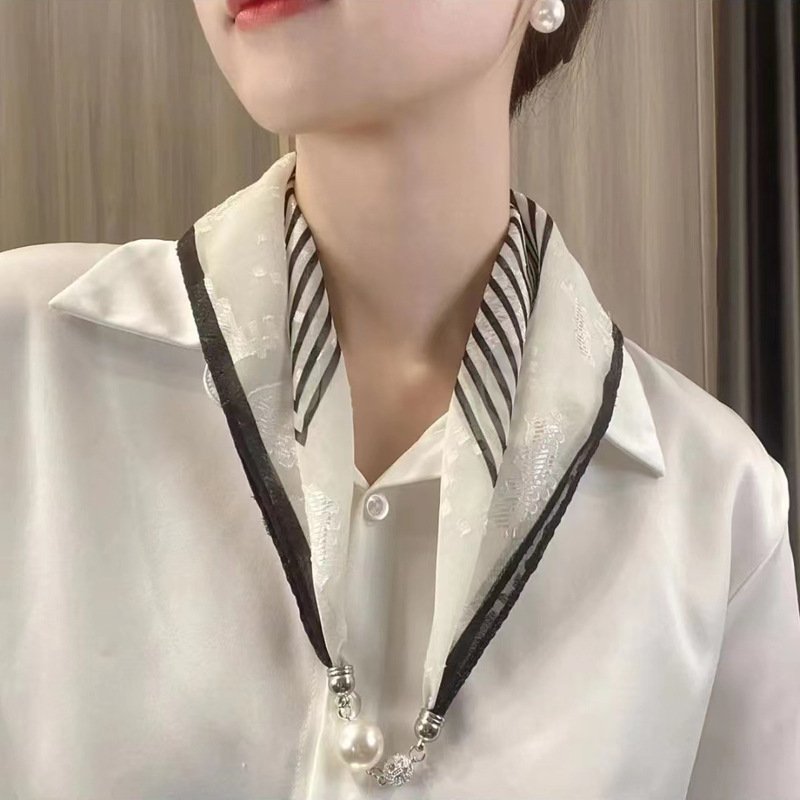 검은 색과 흰색 줄무늬 5 개