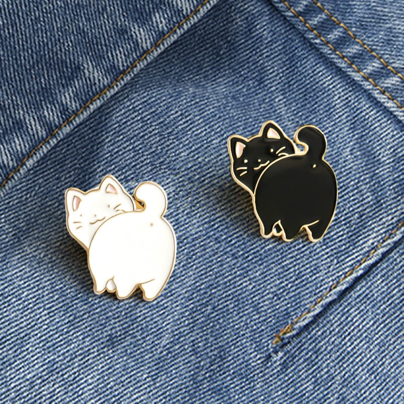 Милый мультфильм оглядываясь назад на задницу котенка металлическая брошь значок маленького животного булавка школьница сумка аксессуары