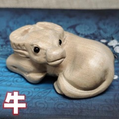 卸売りの木造彫刻の牛の文は手の件の原色の実木の動物の桃木の十二生肖の水牛の小さい置物を遊びます。