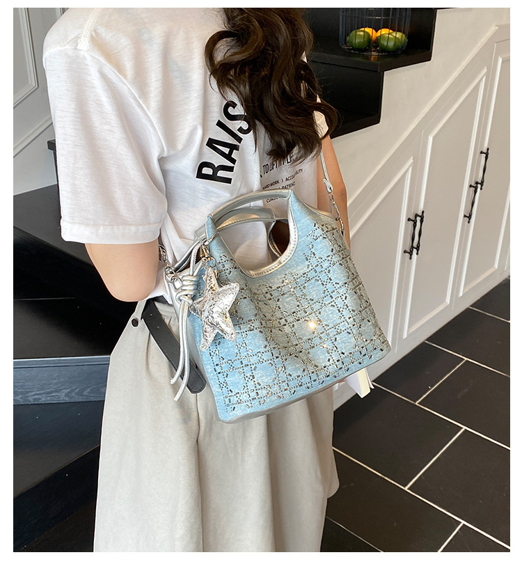 A niche design, fashionable and versatile single-shoulder hand-carry commuter bag for women, a new summer 2025 simple crossbody bucket bag full figure