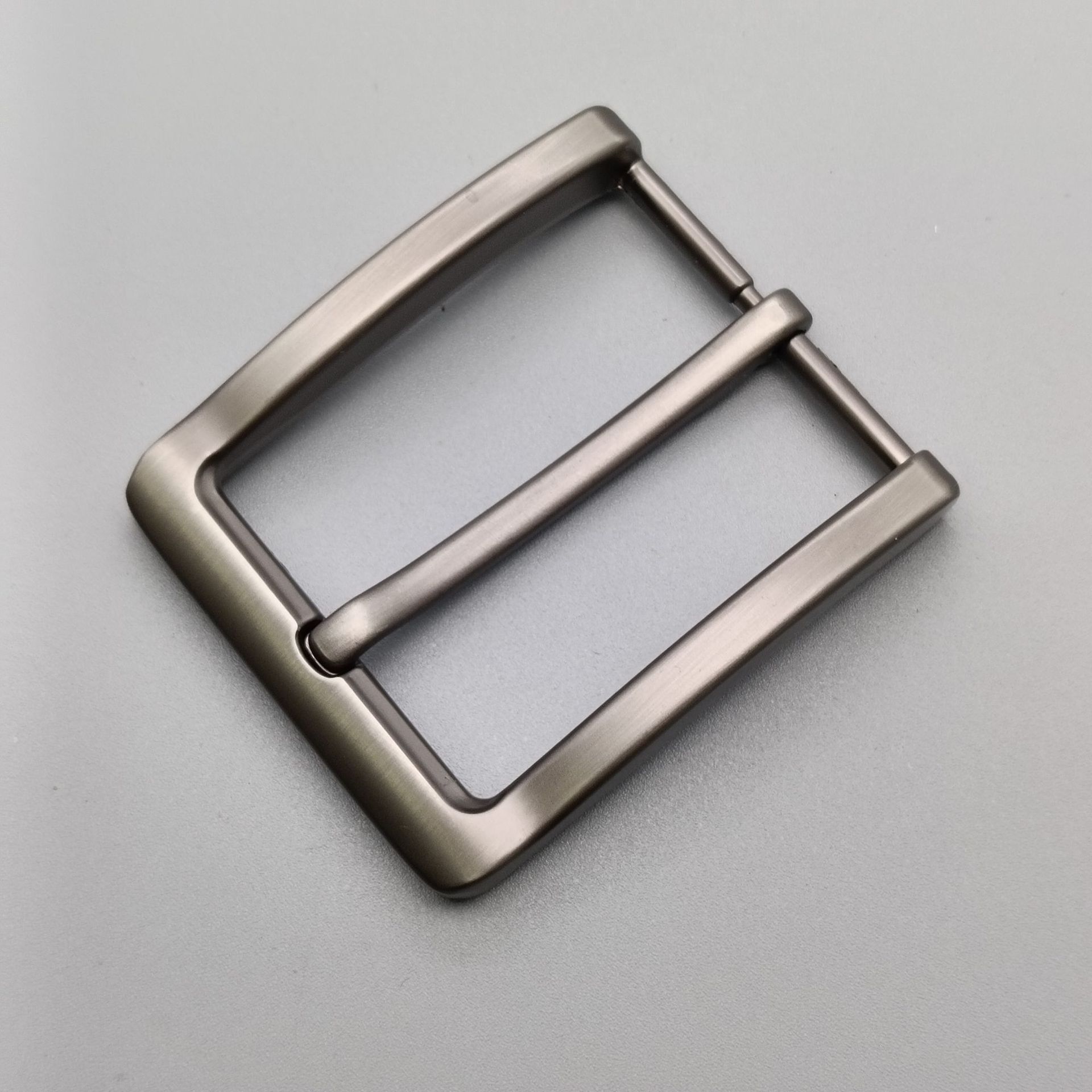 Comercio exterior al por mayor cinturón de aleación para hombres de alta gama hebilla 4.0 cinturón hebilla tipo aguja pistola de cuero dibujo negro