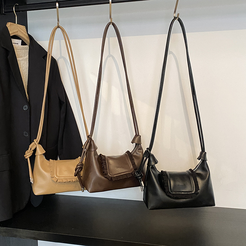 Nicho de diseño de cuerda de dibujo plegado bolso de nube de invierno 2024 nuevo estilo de moda extranjero bolso de hombro pequeño bolso de mochila mujer