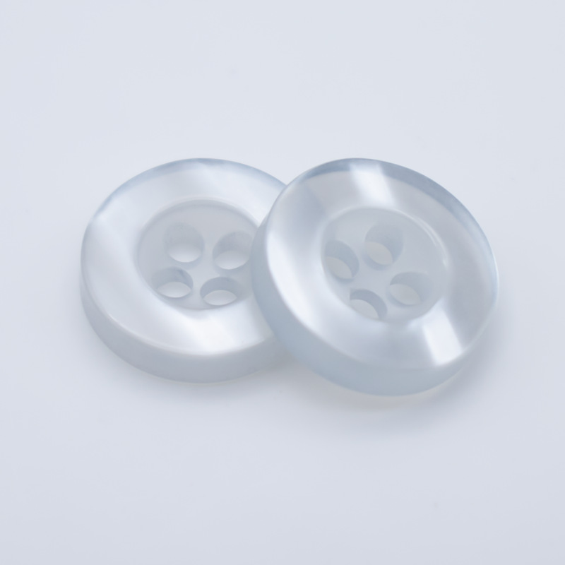 Venta al por mayor de color Botón de camisa de resina hebilla de cuatro ojos transparente blanco y negro Botón de pan teñido en stock botones