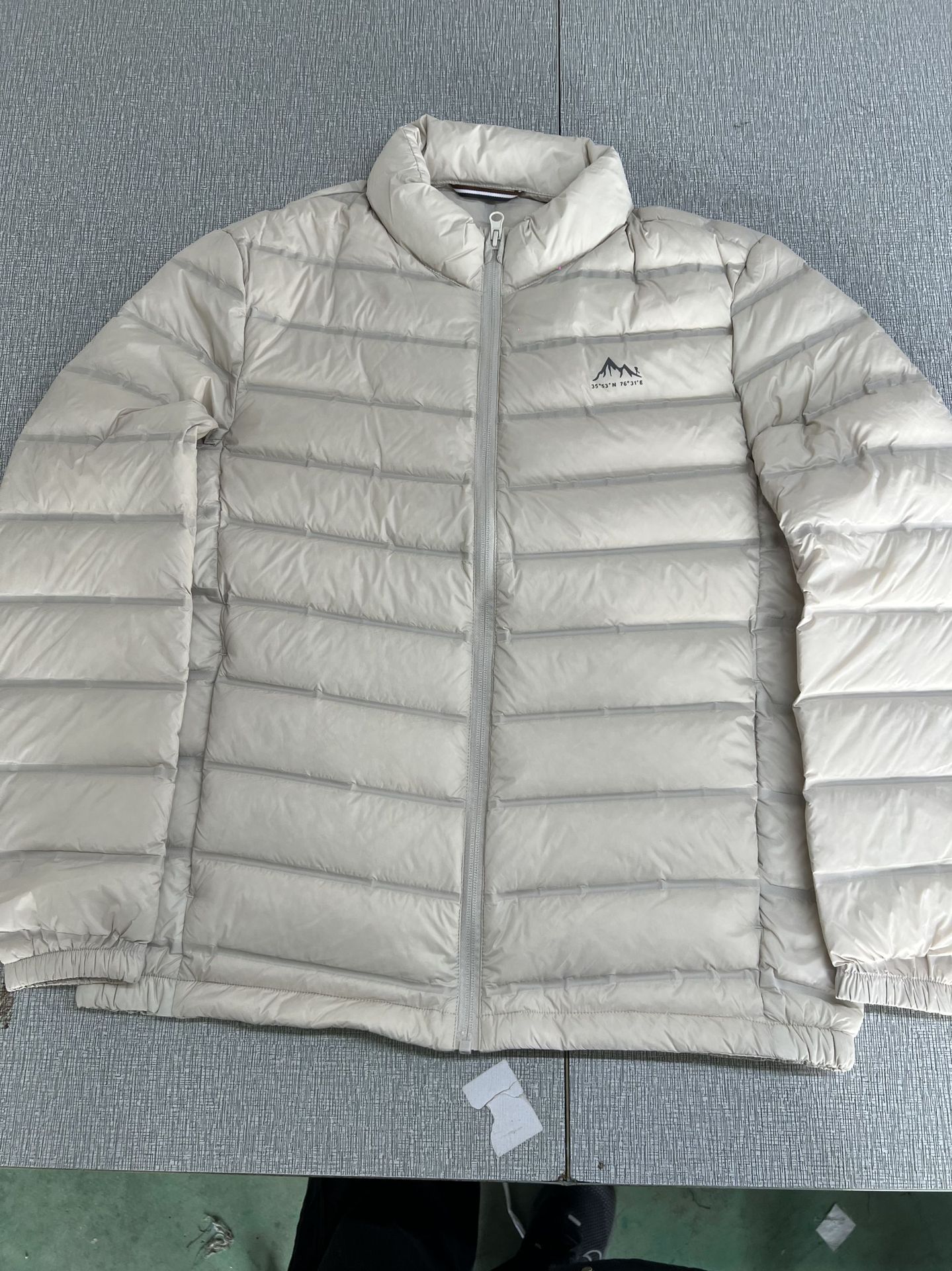 아이보리 화이트(이 색상은 브랜드의 마지막 주문입니다. 사이즈는 모두 B 버전이며 일반 사이즈보다 반 사이즈 더 큽니다. 태그가 없으며 상표가 잘려 있습니다.)