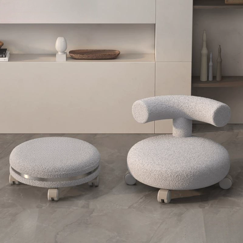 Низкий табурет на роликах с универсальными колесами, маленький табурет для домашнего использования для детей и малышей с красивыми швами.