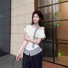韓国版の不規則な肩の半袖のtシャツの女性服の夏の格子は小さい大衆のデザイン感をつなぎ合わせてやせている肩の上着を現します。
