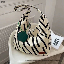 斑马纹托特包包女夏2025新款潮时尚学院风帆布包百搭ins大容量包