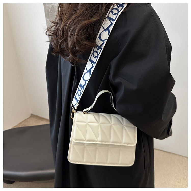 A stylish and simple diamond-shaped small square bag for the autumn and winter of 2024, featuring a solid color and a trendy single-shoulder bag for women undefined
