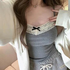 純粋なレースの灰色のサスペンダーのベストの女性の胸のパッドの中で外を着て短いタイプの修身のデザイン感の小さい大衆の女性を着ます。