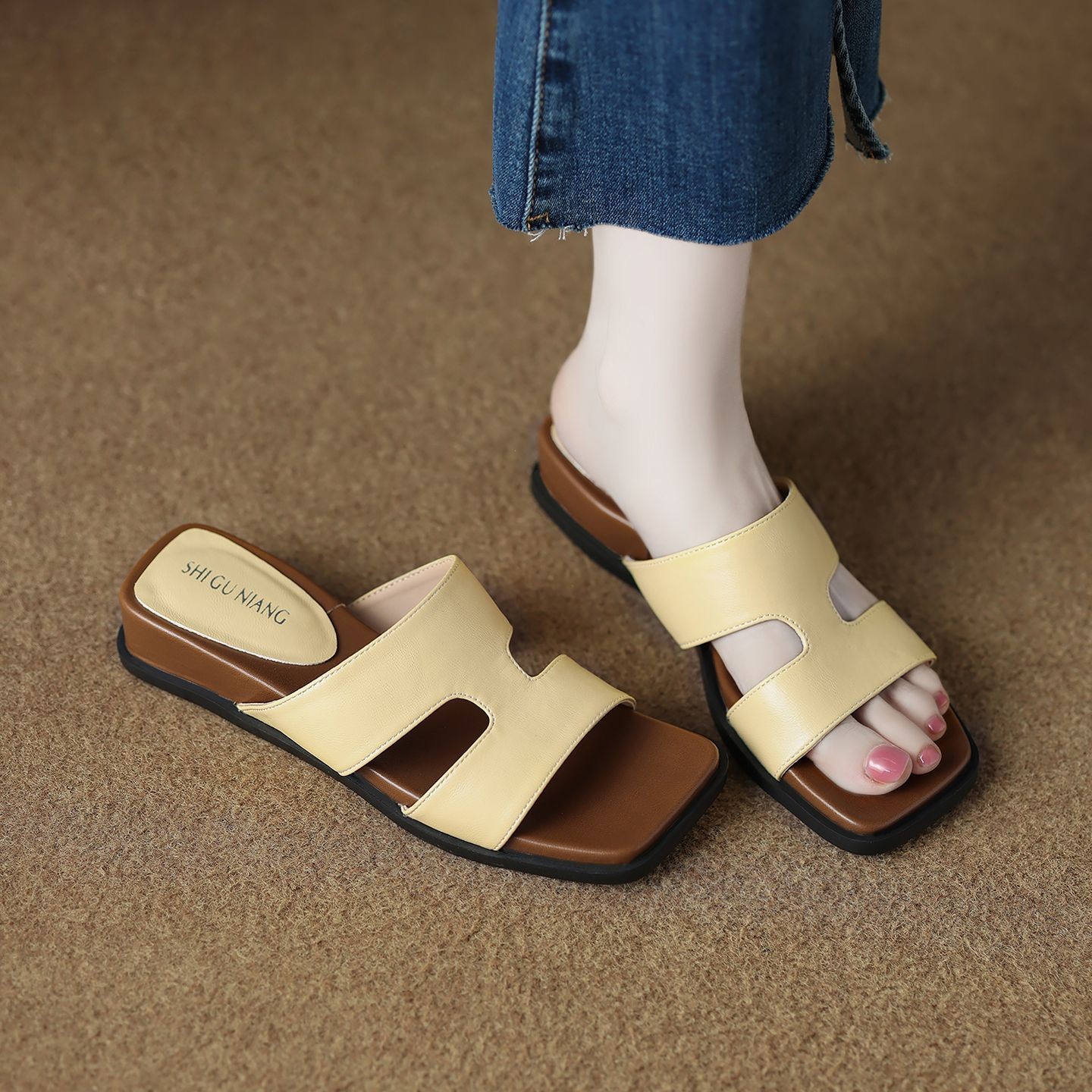 2026 primavera y verano nuevo pequeño tacones de pendiente ligero resistente al desgaste de color sólido moda versátil para usar zapatillas de mujer image 3