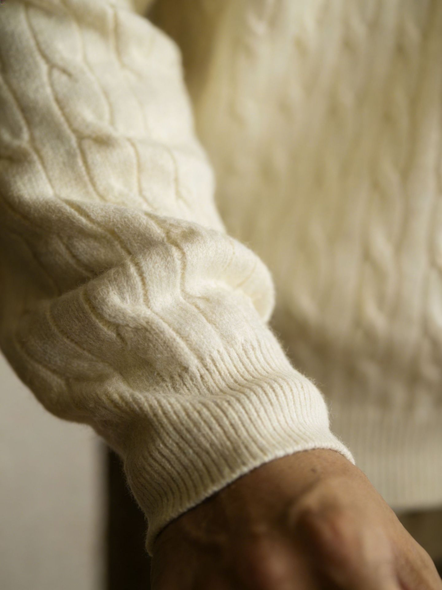 Transfronterizo de ropa de hombre otoño 2025 nuevo suéter de textura tridimensional entrelazado para hombres camisa de punto de fondo de estilo viejo