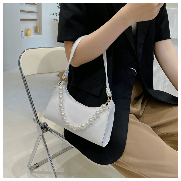 Simple Solid Color Pearl Chain Armpit Bag display picture 13