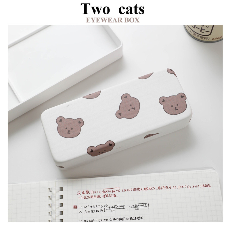 Unique Cream-Colored Cartoon Eyeglass Case for Nearsighted Glasses, Cute, High-End, Portable, Lightweight, and Luxurious Cream Style
