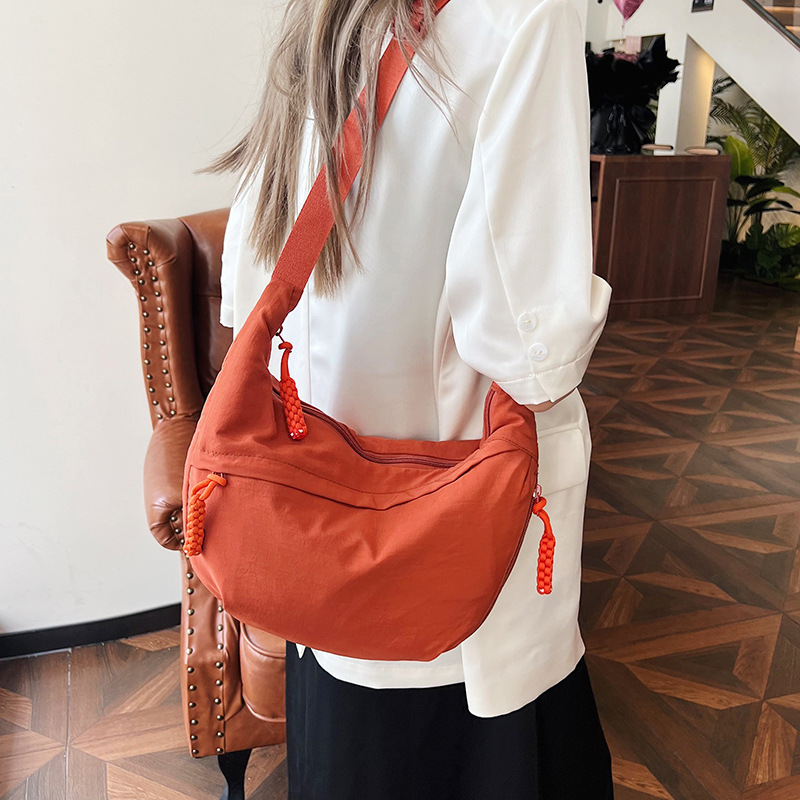 今年流行尼龙布包包斜挎包女2025新款休闲单肩学生上课通勤饺子包|undefined