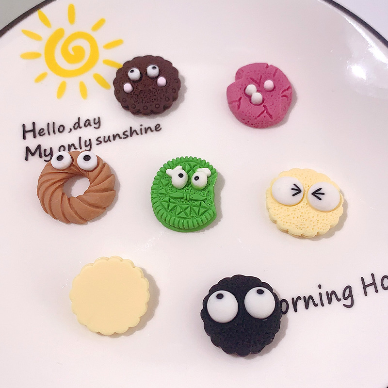 Caricatura extraña emoji galletas accesorios de resina DIY pegamento crema caja de teléfono móvil botón de zapato joyería parches galletas de carbón