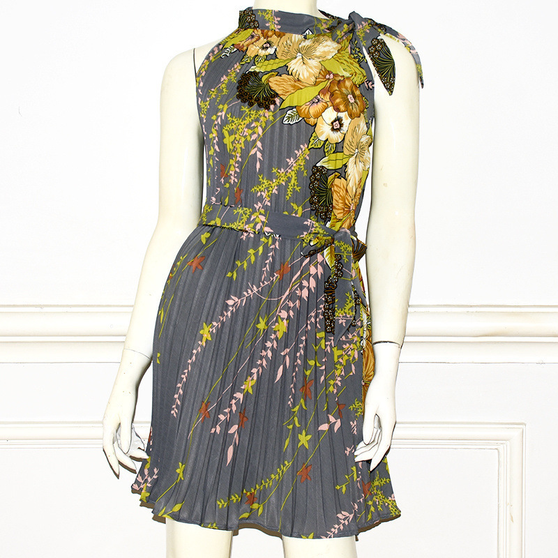 회색 배경에 노란색 꽃(벨트 없음)