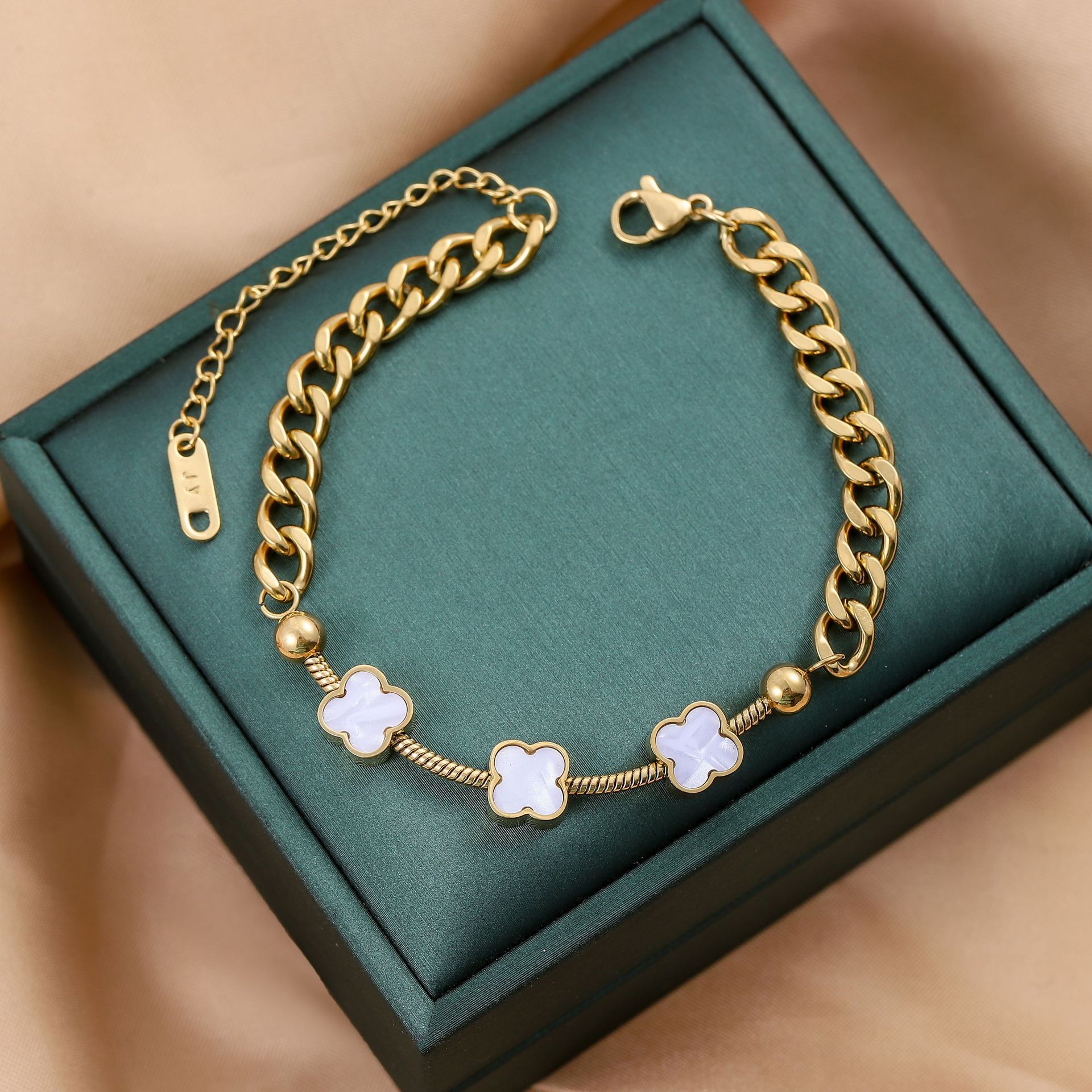 Pulsera de cuatro hojas de acero de titanio de moda simple nicho europeo y americano pulsera de alto nivel ligera de lujo temperamento joyería al por mayor mujer