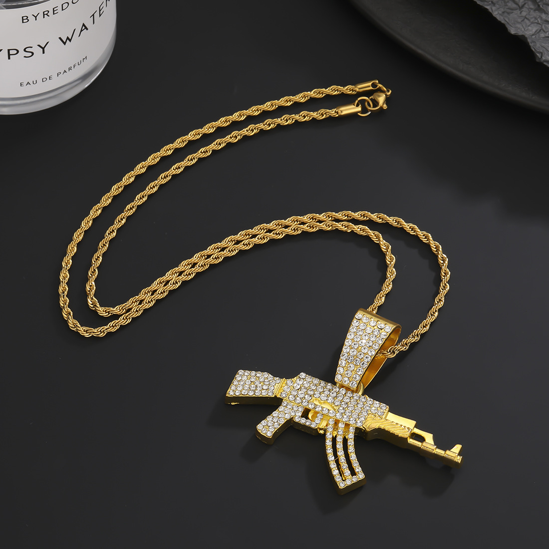 Cool y exagerado punk hip-hop hip-hop en Europa y América con collar colgante de pistola