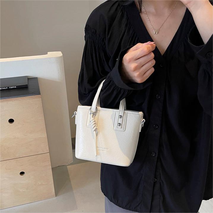 Bolsa de balde plegable de moda extranjera 2024 nueva bolsa de mujer simple bolsa de hombro universal nicho alta sensación de mochila