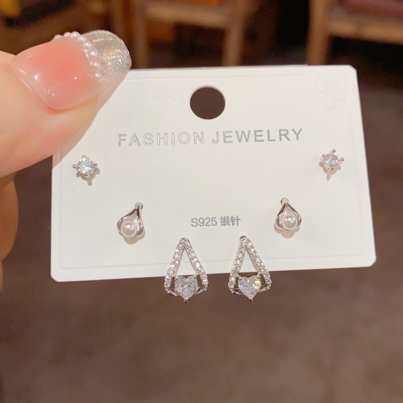 S925 aguja de plata micro incrustaciones de circón pendientes cortos pendientes de pelo corto japonés y coreano elegante todo-fósforo simple conjunto de tres piezas pendientes para las mujeres