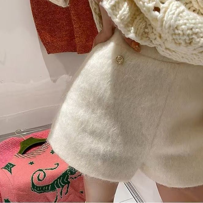 White Small Fragrant Plush Straight Casual Shorts for Women 2025 Autumn and Winter New High-Waist Slim Sexy Wide-Leg Pants