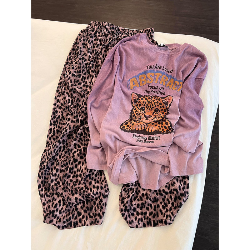 Korean-style sweet and cool leopard-print long-sleeved pajamas for women, featuring a relaxed autumn look with leopard-print long pants, a comfortable loungewear set that can also be worn outside Korean-style sweet and cool leopard-print long-sleeved pajamas for women, featuring a relaxed autumn look with leopard-print long pants, a comfortable loungewear set that can also be worn outside