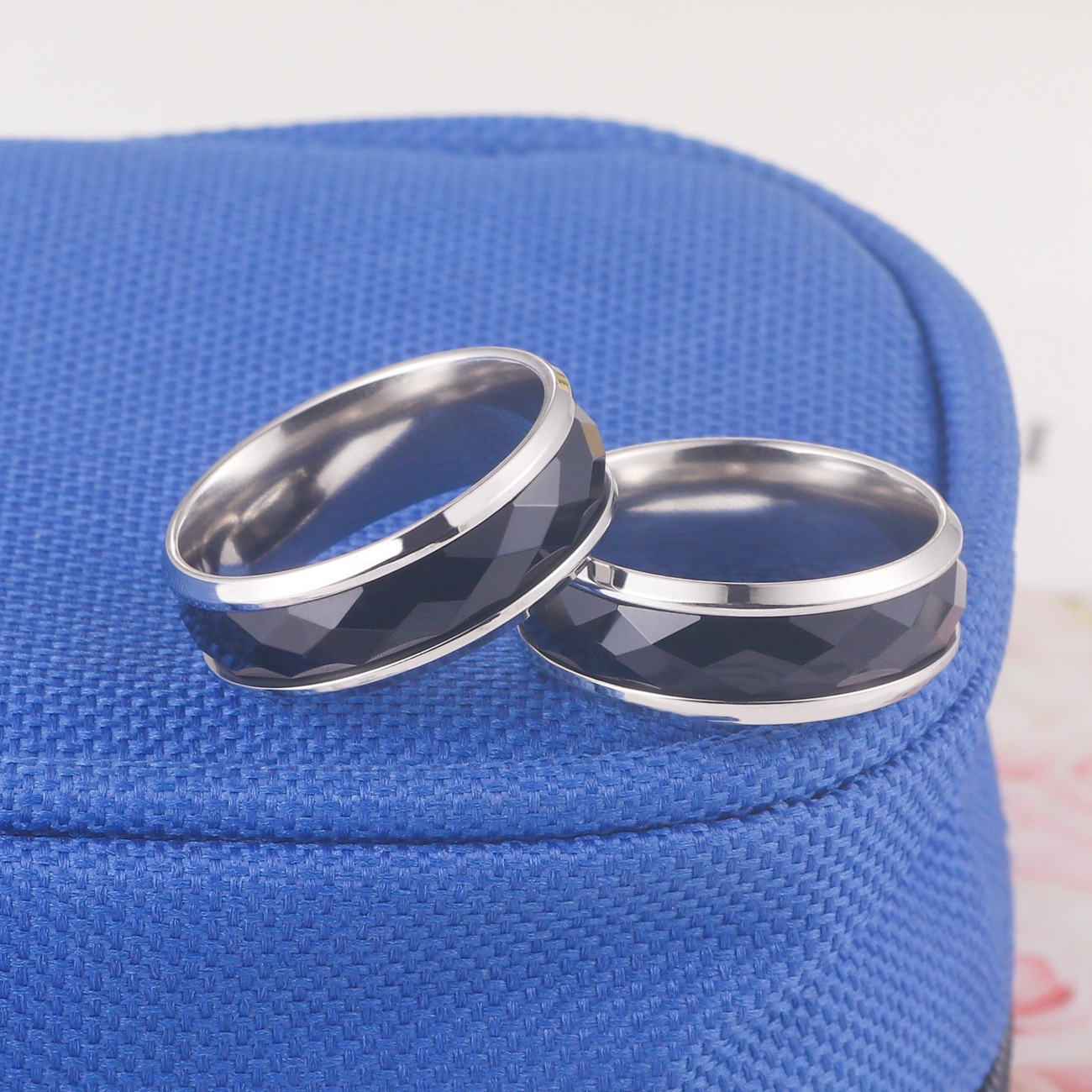 Minimalistisk herrering i titaniumstål med diamantmønster_voghion.com