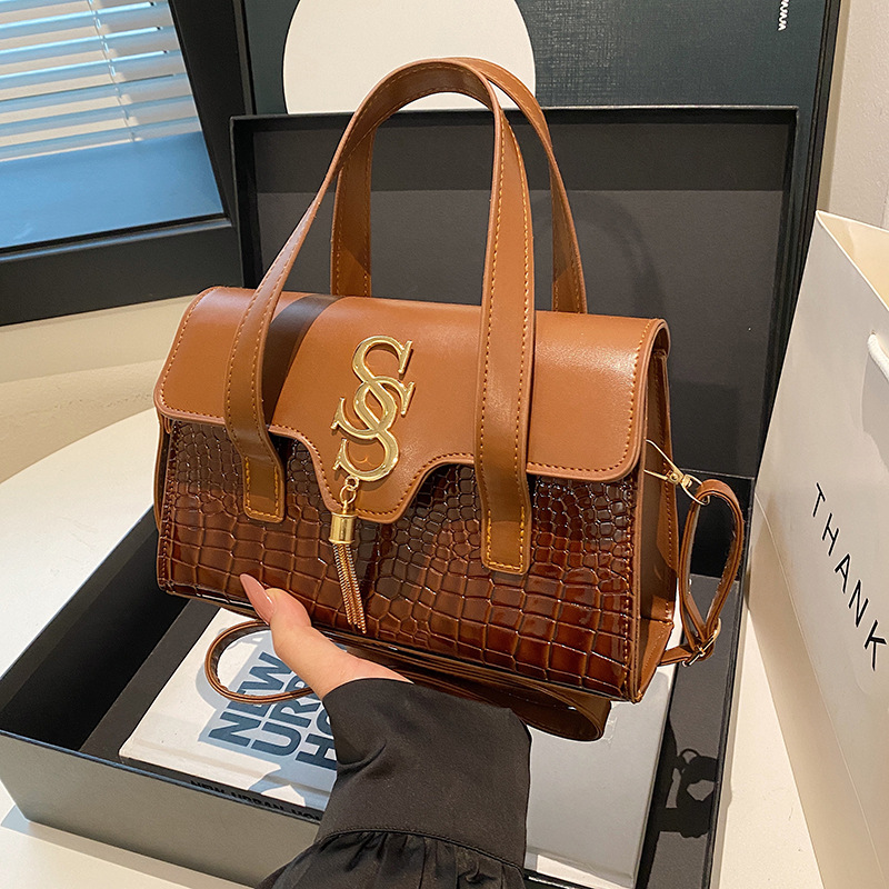 Bolso de borla con letras con patrón de cocodrilo de nicho 2024 nueva costura de moda estilo occidental simple y elegante bolso de hombro femenino