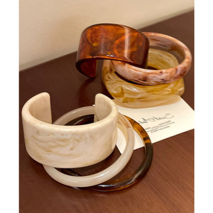 Hong Kong style retro irregular resin texture bracelet for women with niche design unique and exquisite versatile bracelet hand decoration