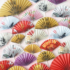 中国風の半円の扇子のケーキの装飾は札の中国式の書道の詩と詞のハスの花の牡丹の花の結婚式の祝寿のプラグインを挿し込みます。
