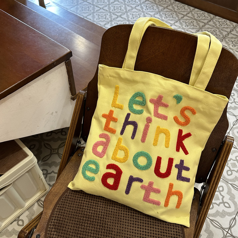 밝은 노란색 문자 수 놓은 어깨