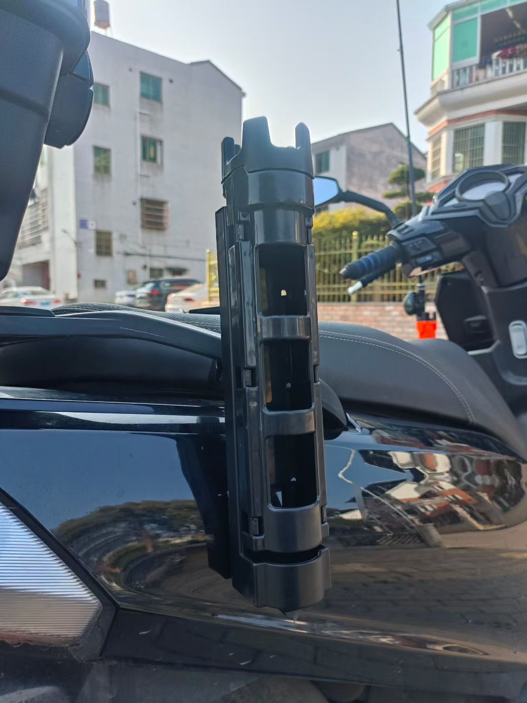 Motorcycle fishing rod holder, universal for electric vehicles, waterproof and portable fishing fixture for riding
