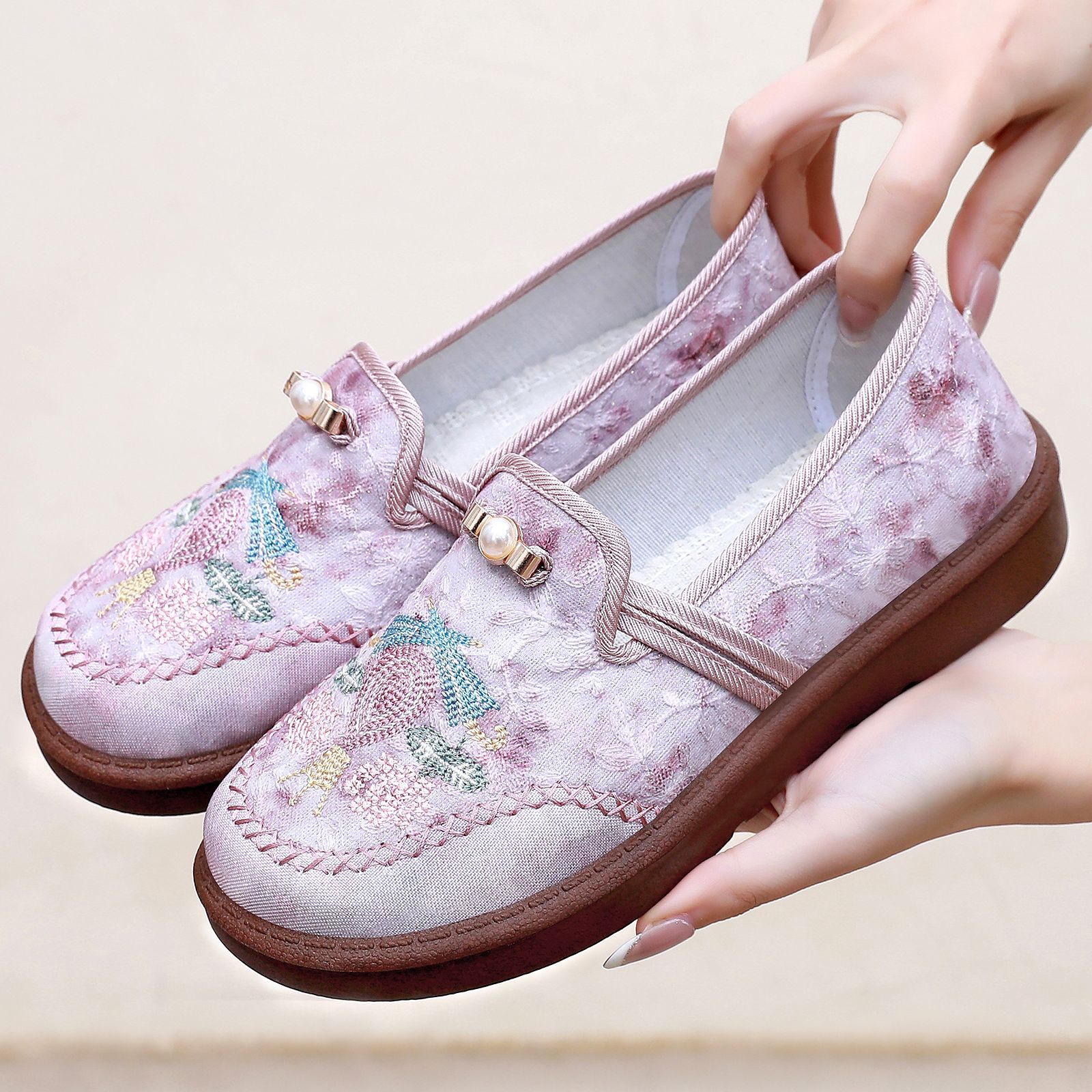 Viejos zapatos de tela de Beijing, nuevos zapatos bordados de moda nacional, cómodos, zapatos de madre suaves, zapatos de mujer bordados de estilo nacional image 3