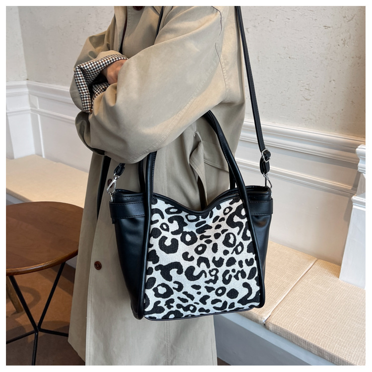 Large-capacity Handbags 2021 New Fashion Leopard-print Messenger Sense Single-shoulder Portable Tote Bag display picture 1