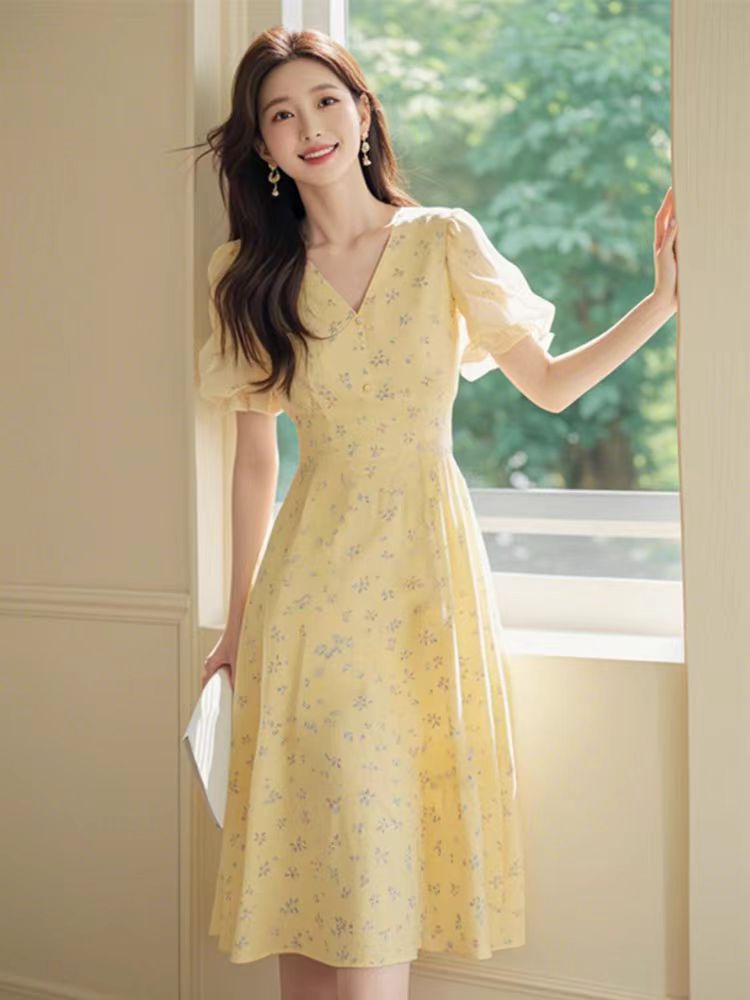 Váy maxi hoa vàng cổ chữ V thắt eo phong cách Pháp — Hoa vàng