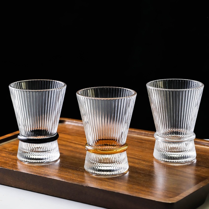 Cortes elegantes copas de vino alto de pie alto en tazas de cóctel de atmósfera princesa de bebidas de vidrio