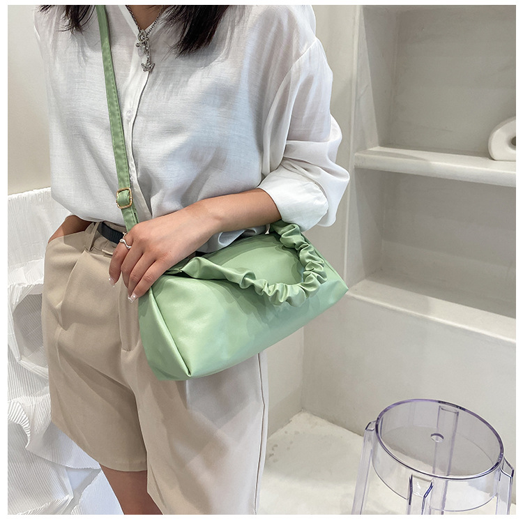 Nihaojewelry Wholesale Simple Casual Soft Leather Fold Solid Color Shoulder Bag display picture 17