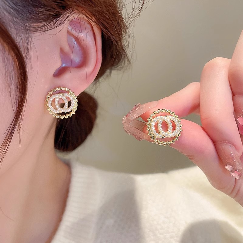 S925銀針韓国版耳飾りシンプルな大衆気質個性的な新型ピアス女性高級感真珠イヤリング卸売り