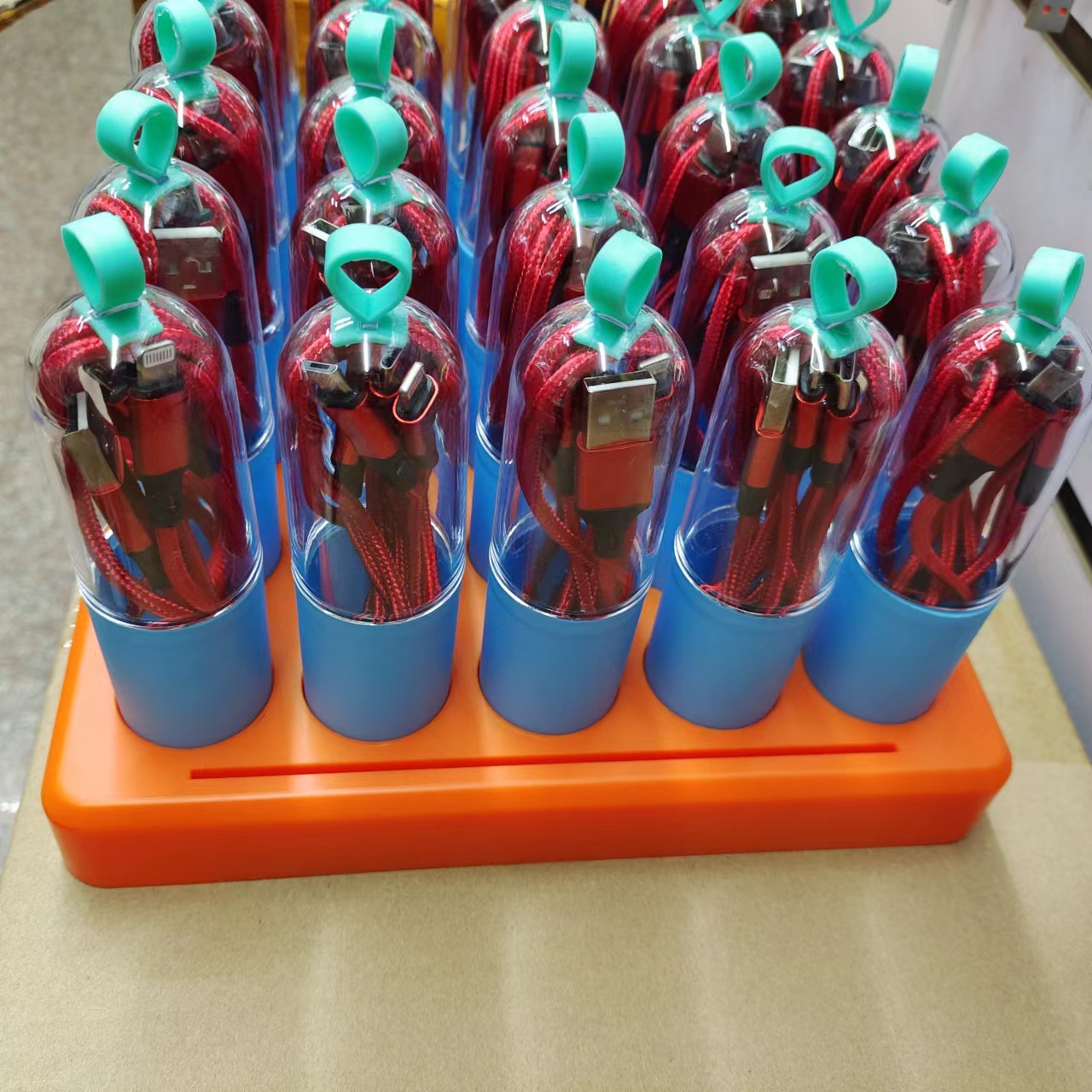 プレゼントを押すと、3つのデータケーブルをドラッグしてロゴ展示会のギフトショップをカスタマイズして、3つの充電ケーブルを充電します