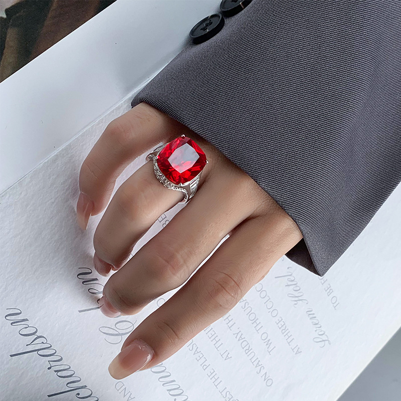 2024 Zhuangshengsheng Jewelry Fondo de cobre chapado en oro simulación de moda retro corindón gordo anillo cuadrado femenino 14*16 al por mayor