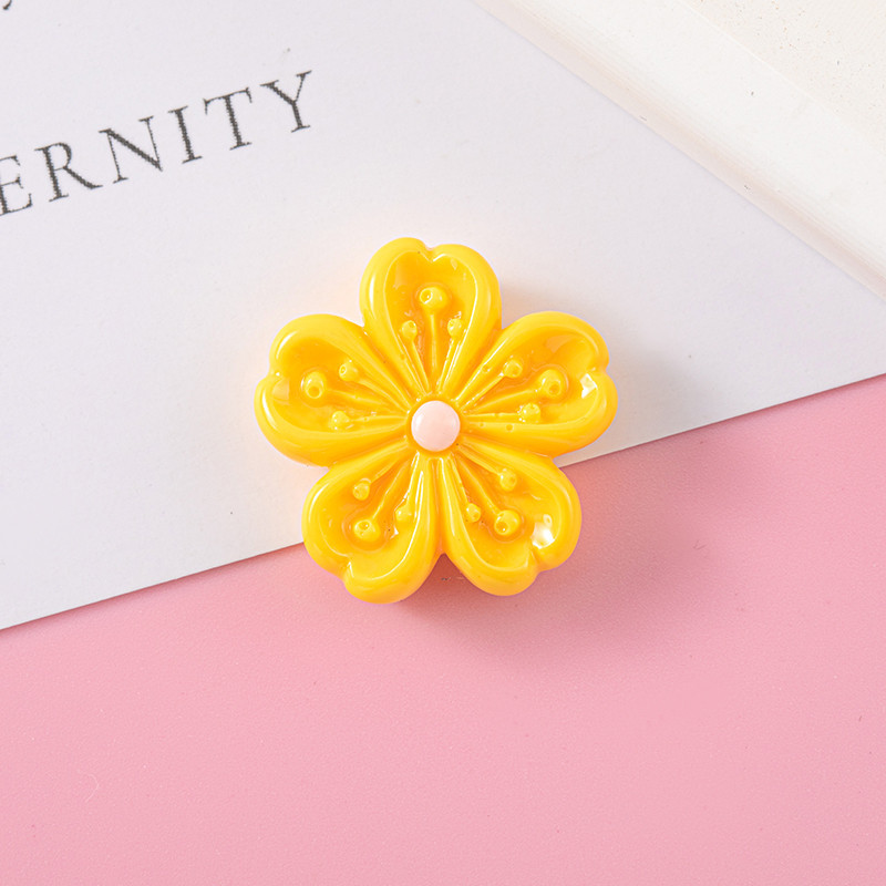 Venta directa de fábrica de cinco pétalos serie flor de cerezo accesorios de resina flor corazón Bud serie fresca crema más parche de horquilla
