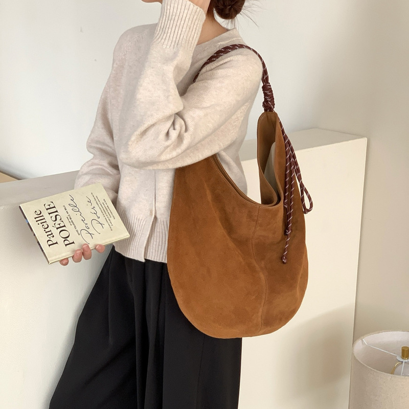 Sac fourre-tout en cuir givré à bandoulière simple pour femme, nouveau style paresseux, capacité en corde tissée à la mode 2024_voghion.com