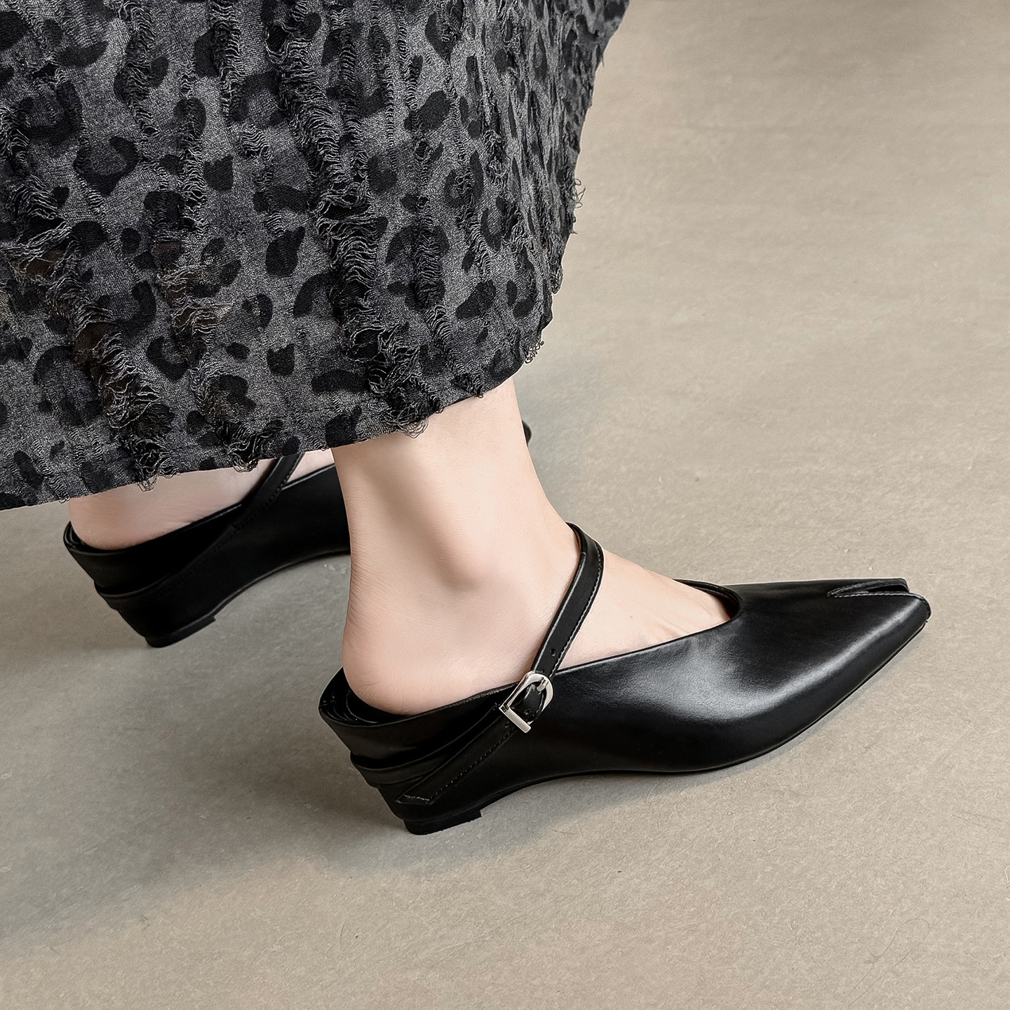Giày mule nữ da thật quai ngang mũi nhọn gót xuồng cao 9 cm — màu đen, màu trắng ngà, màu mơ