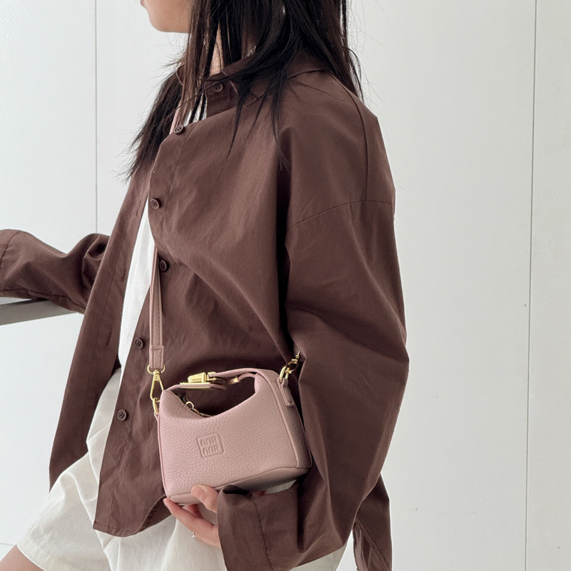 Bolsa de hombro simple de color sólido para niños y niñas, exquisita y compacta, bolsa de vaquero de moda para niños, nueva bolsa de accesorios para niños.