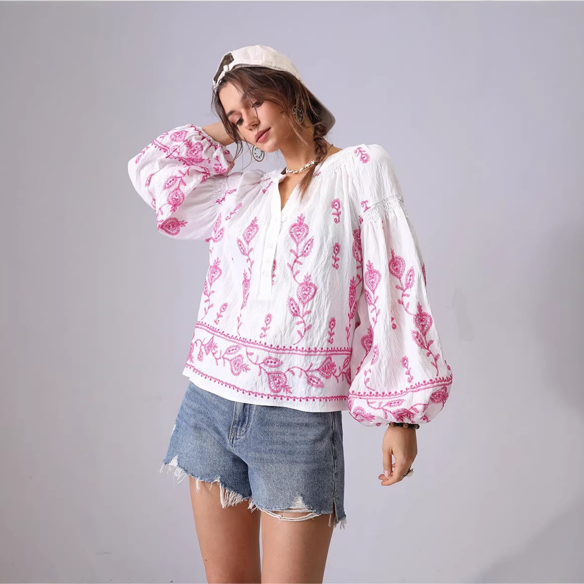 Spot Europa y Estados Unidos comercio exterior transfronterizo ropa de mujer estilo nacional flores bordadas camisa suelta de cuello medio abierto elegancia francesa