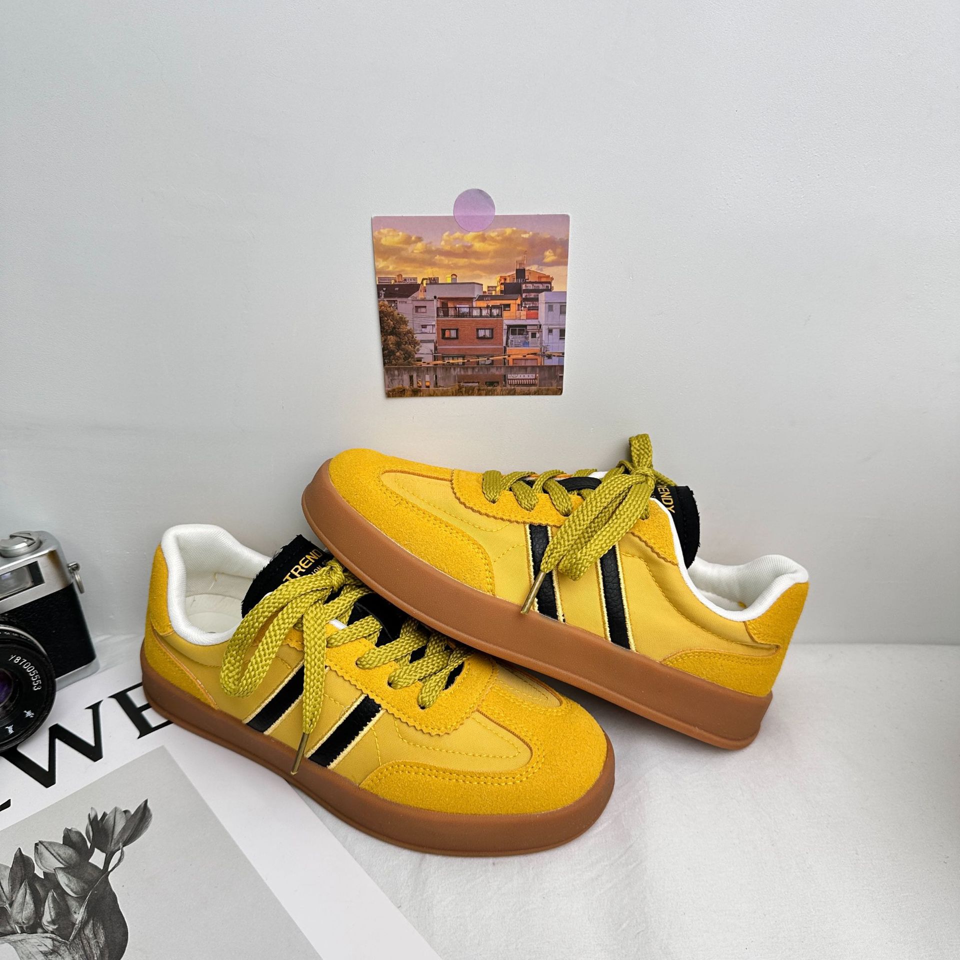 A9887 almohadillas de látex / zapatos de entrenamiento de Alemania retro ligeros para mujeres de explosión universal 2025 primavera nuevos zapatos de skate blanco pequeño