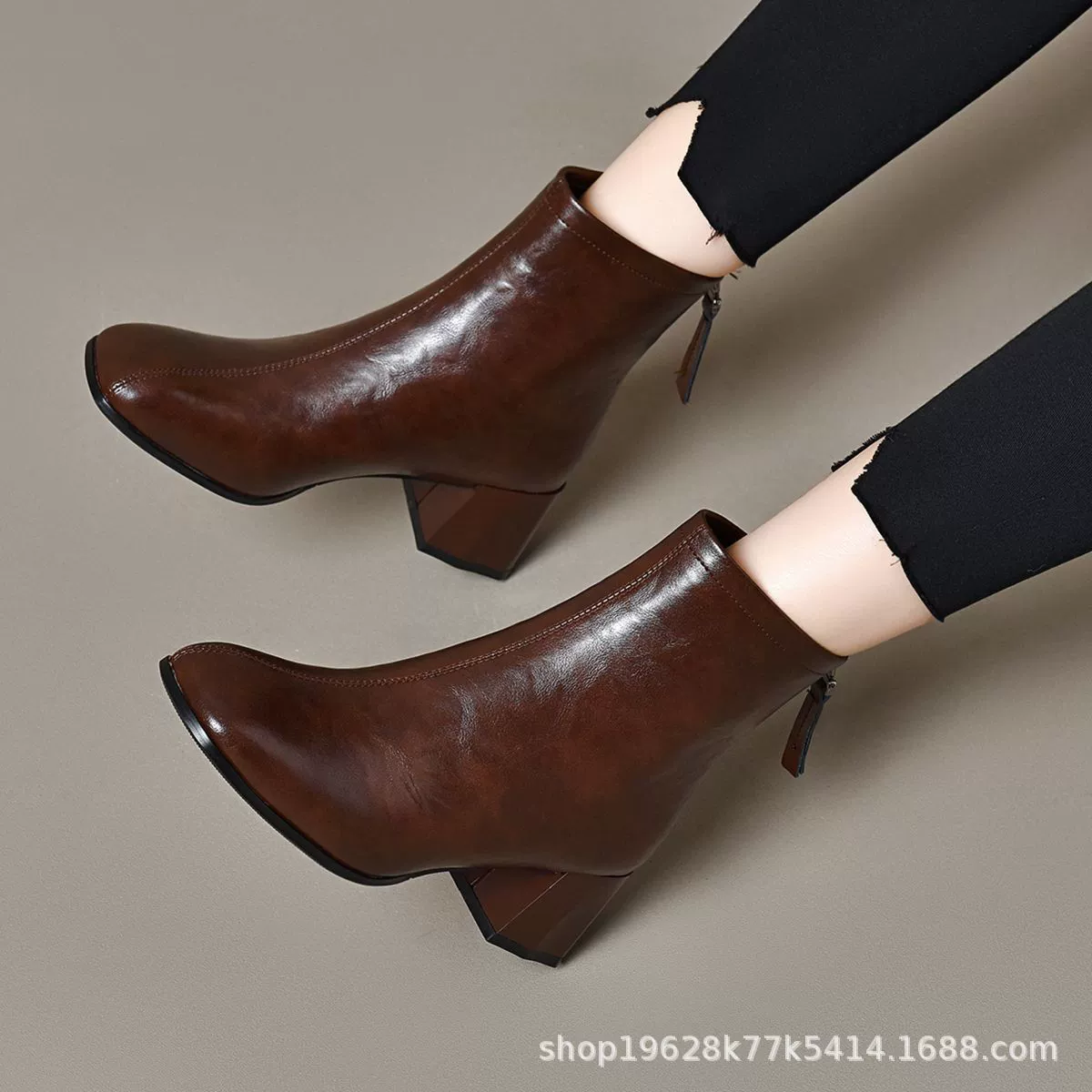 2024 осень и зима новые минималистские мягкие кожаные квадратные головы дикие ботинки на низком каблуке Martin сапоги женские молнии