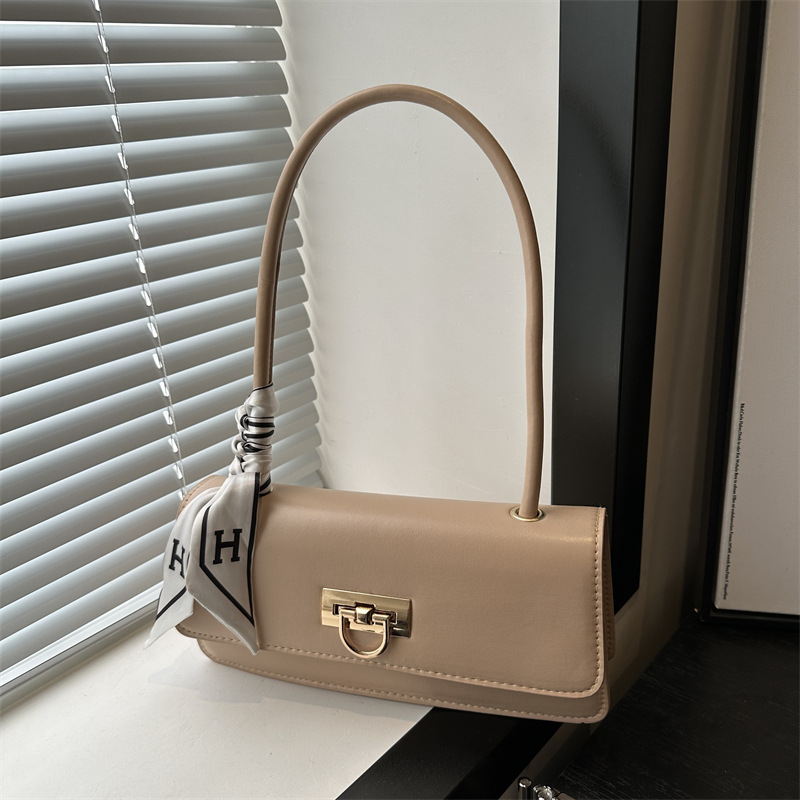 Bolso pequeño bolso de mujer popular portátil bajo el brazo 2024 otoño nueva moda estética simple bolso de hombro